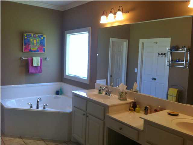 218 North Ridge Drive Madison, MS 39110 - Photo 13 of 23 Master bath w/ jeted tub, double vanity.