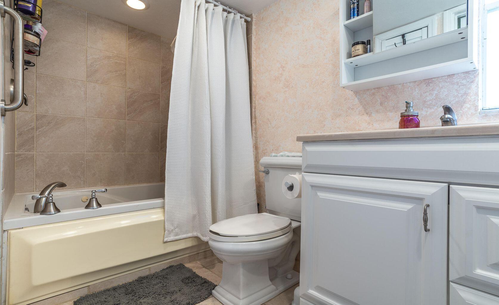 8351 Chisum Trail Boca Raton, FL 33433 - Photo 7 of 17 Bano