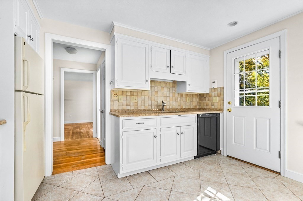 128 Old Forge Road Scituate, MA 02066 - Photo 4 of 27 Gallery Image 4