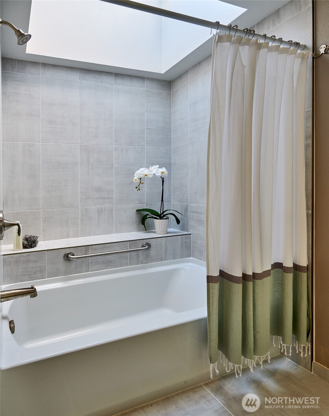 909 North 35th Street, Unit 403 Seattle, WA 98103 - Photo 24 of 37