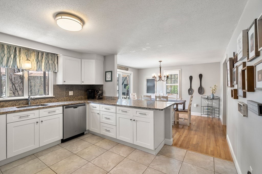 499 Waverly Road North Andover, MA 01845 - Photo 4 of 29 Gallery Image 4