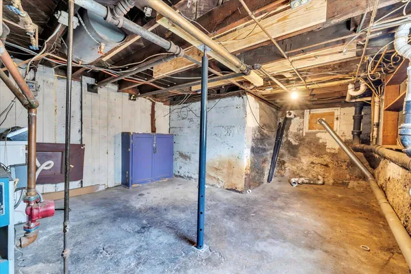 a view of a building with entryway and windows