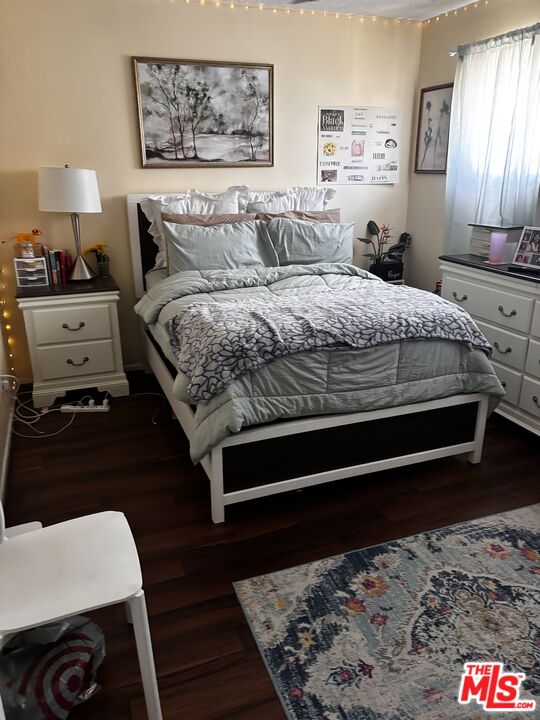 729 East 154th Street Compton, CA 90220 - Photo 7 of 10 a bedroom with a bed and a lamp on dresser