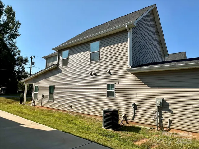 a view of a house with backyard