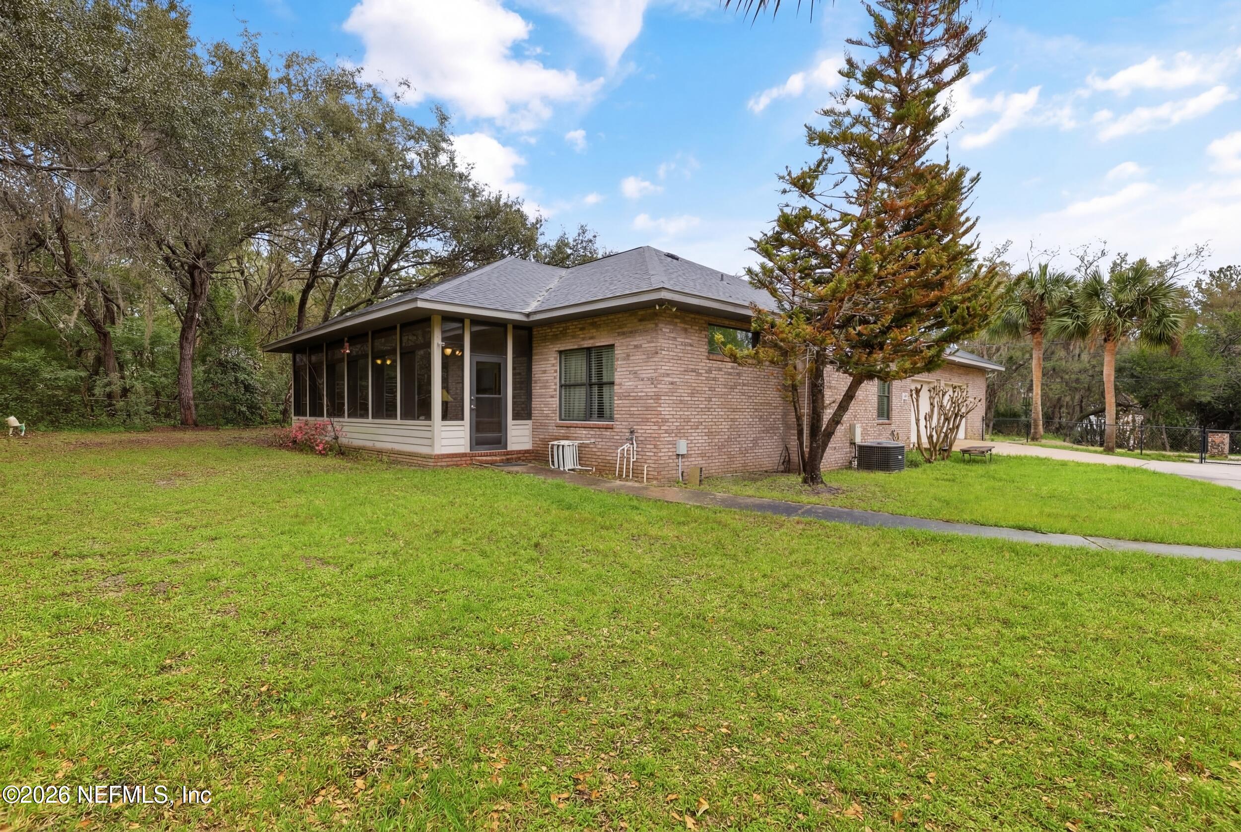 6455 Brooklyn Bay Road Keystone Heights, FL 32656 - Photo 33 of 50 a front view of house with yard and green space