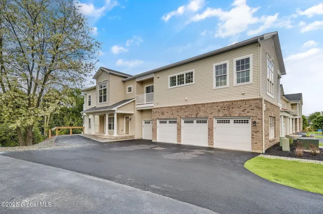 $469,900 | 601 Valley Pointe Drive, Niskayuna, NY 12309