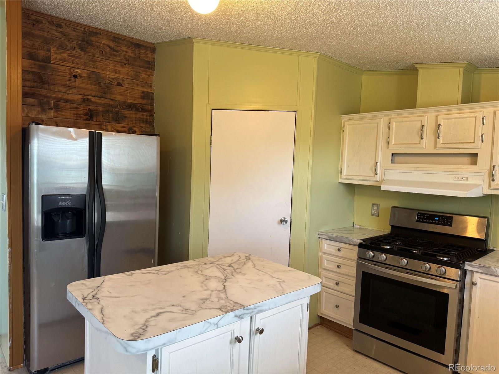 28983 County Road Aguilar, CO 81020 - Photo 13 of 24 a kitchen with stainless steel appliances granite countertop a refrigerator and a stove
