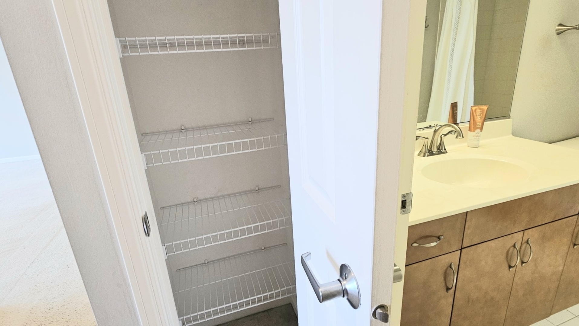 390 Western Avenue, Unit 702 Des Plaines, IL 60016 - Photo 15 of 19 a bathroom with a sink and mirror