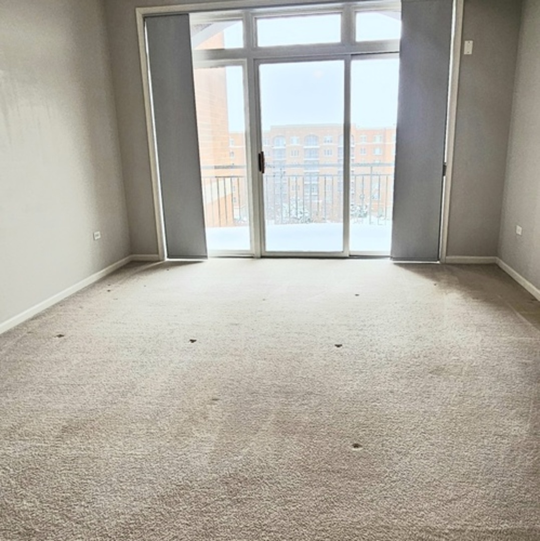 390 Western Avenue, Unit 702 Des Plaines, IL 60016 - Photo 17 of 19 an empty room with windows