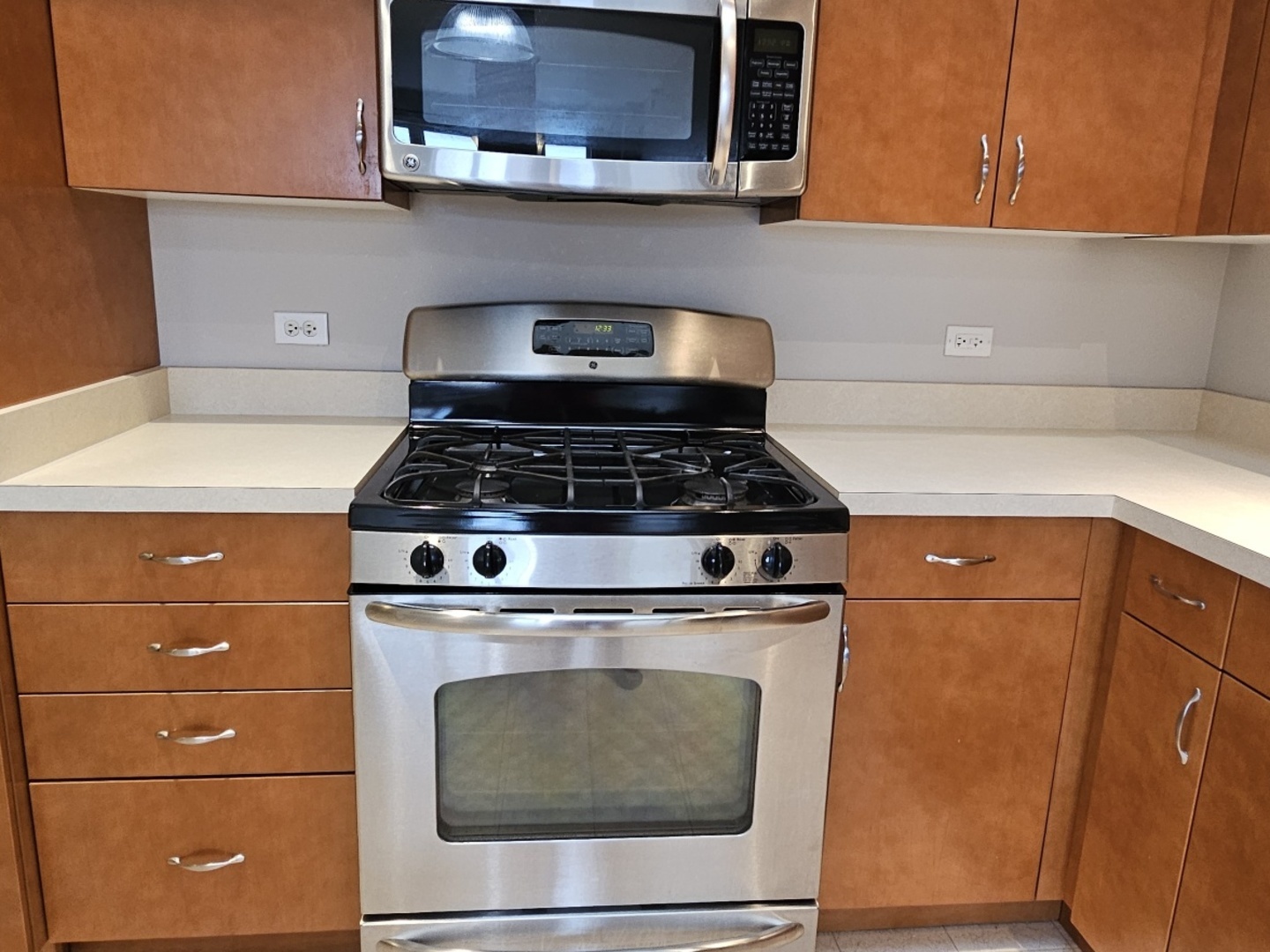 390 Western Avenue, Unit 702 Des Plaines, IL 60016 - Photo 6 of 19 a stove top oven sitting inside of a kitchen