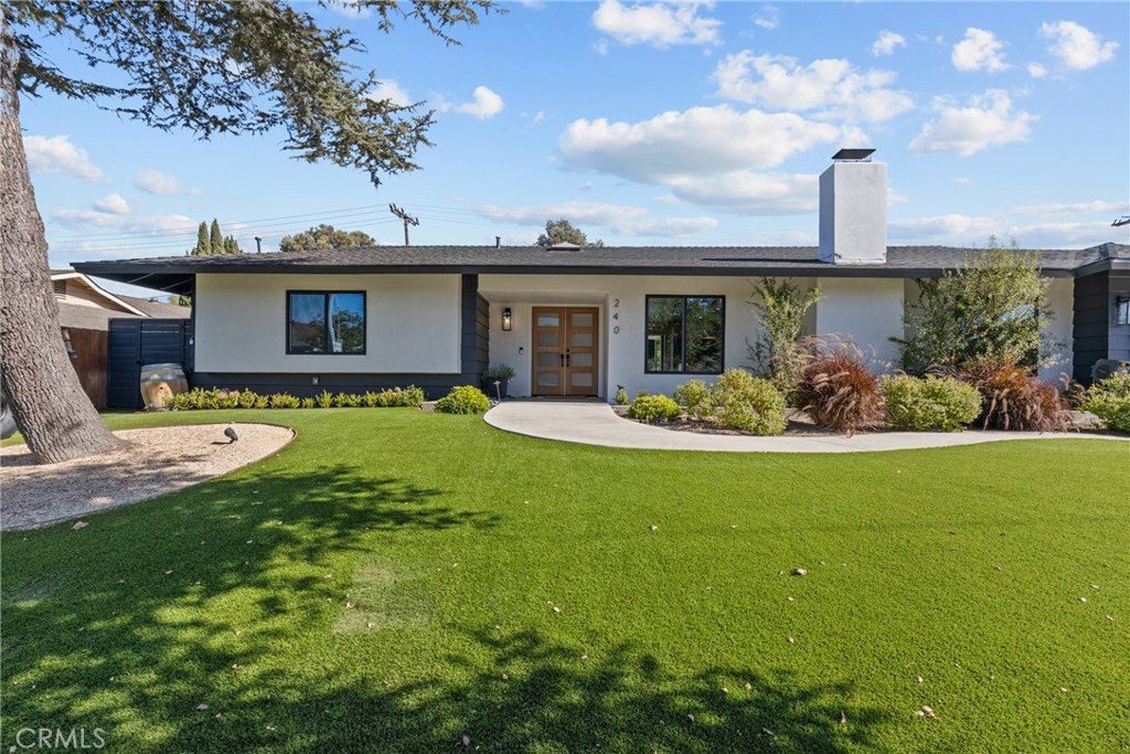 a view of a house with backyard and garden