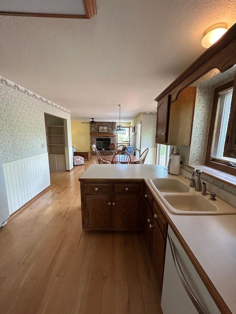 122 San Carlos Road Minooka, IL 60447 - Photo 19 of 35 a spacious bathroom with a granite countertop sink a mirror and a bathtub