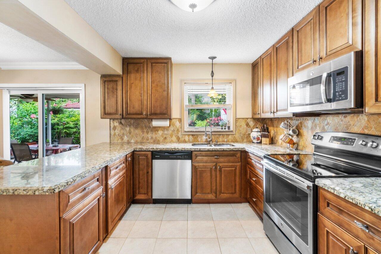 21360 Sawmill Court Boca Raton, FL 33498 - Photo 8 of 42 Kitchen