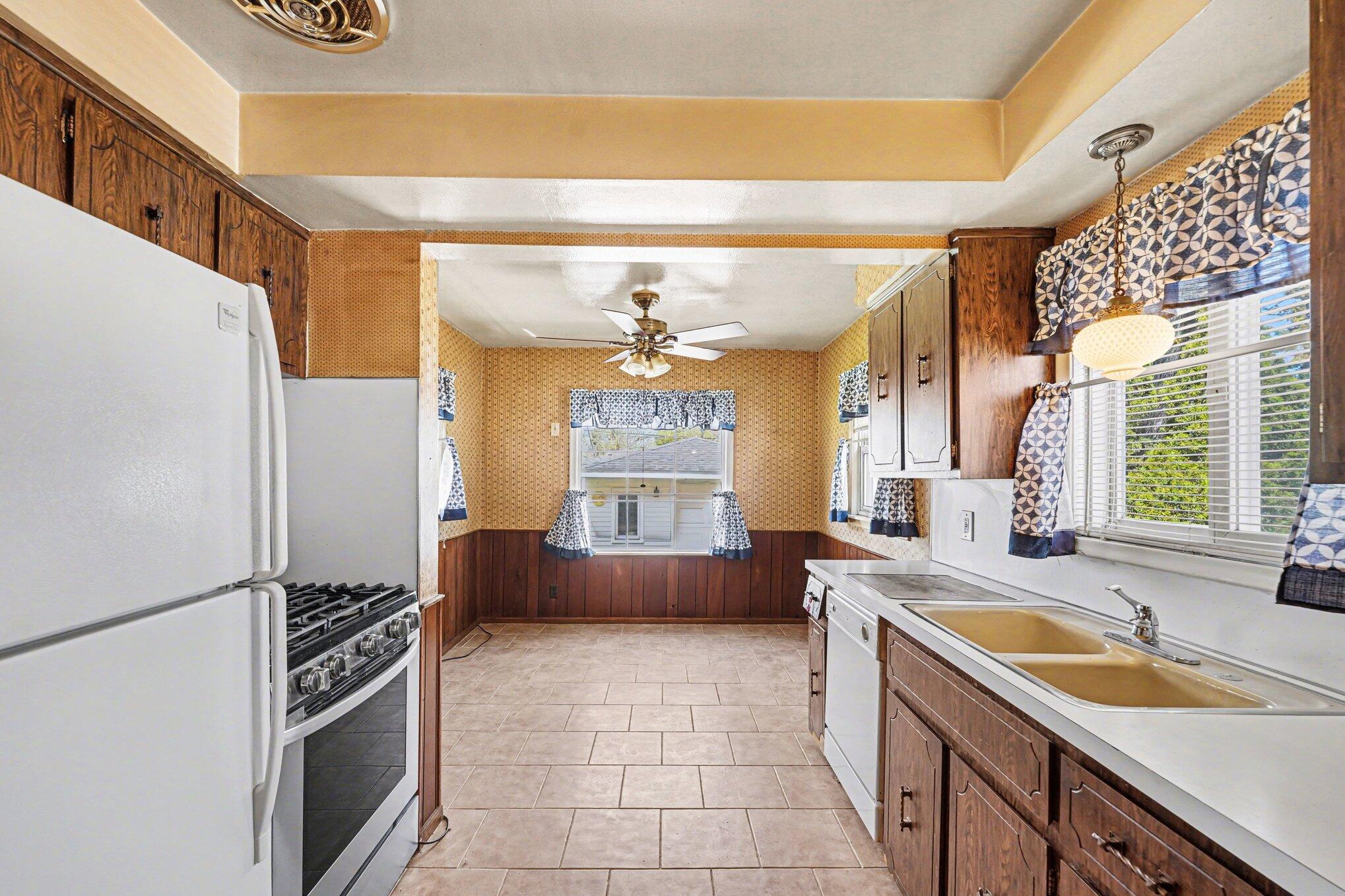24924 Princeton Street Dearborn, MI 48124 - Photo 4 of 16 005_file_8848