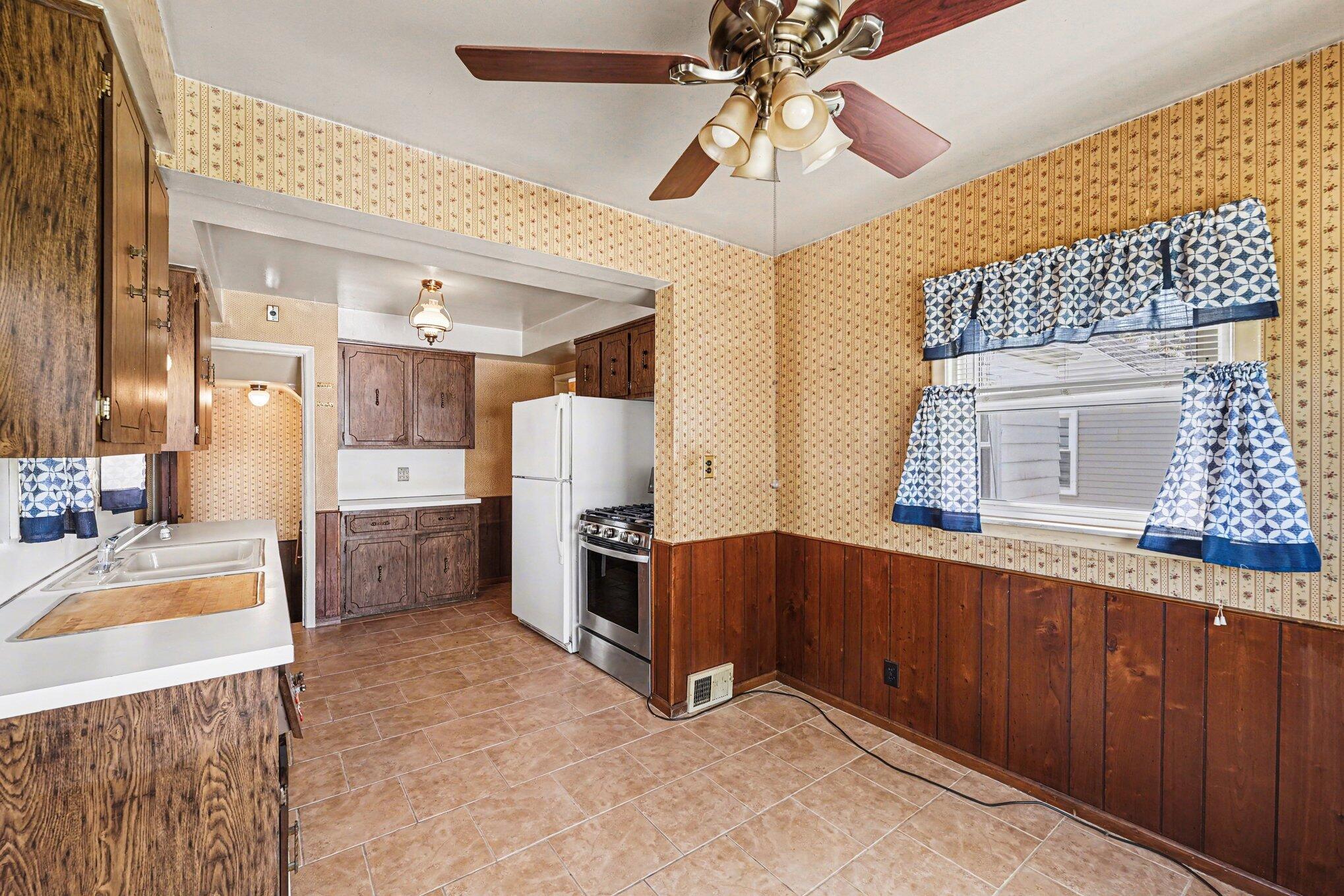 24924 Princeton Street Dearborn, MI 48124 - Photo 5 of 16 006_file_9111