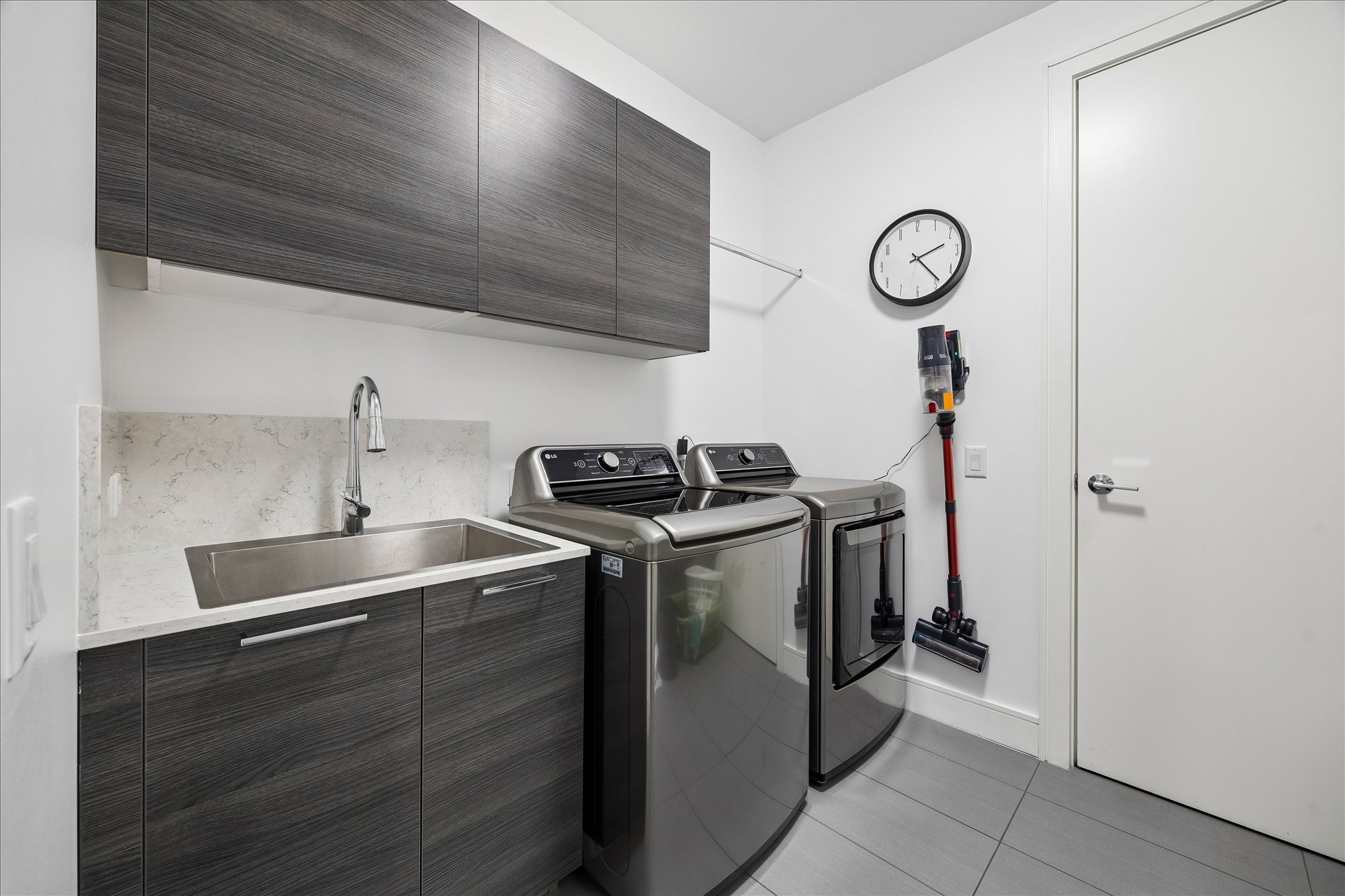5104 Caroline Street, Unit 403 Houston, TX 77004 - Photo 31 of 33 Laundry room with lots of storage