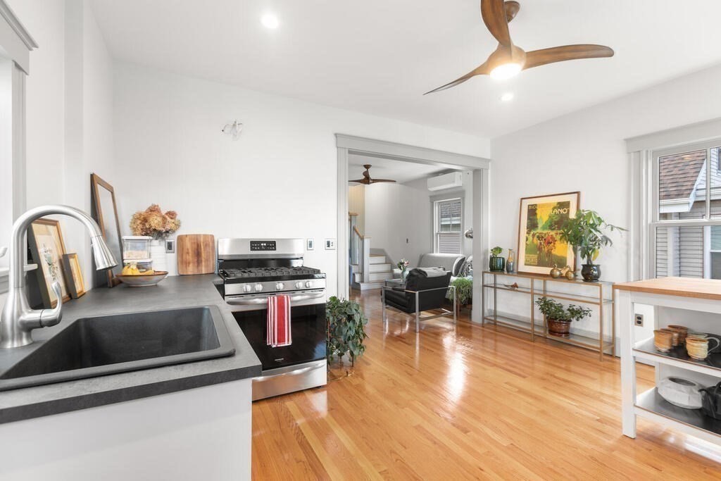 16 Wesley Park Somerville, MA 02143 - Photo 4 of 28