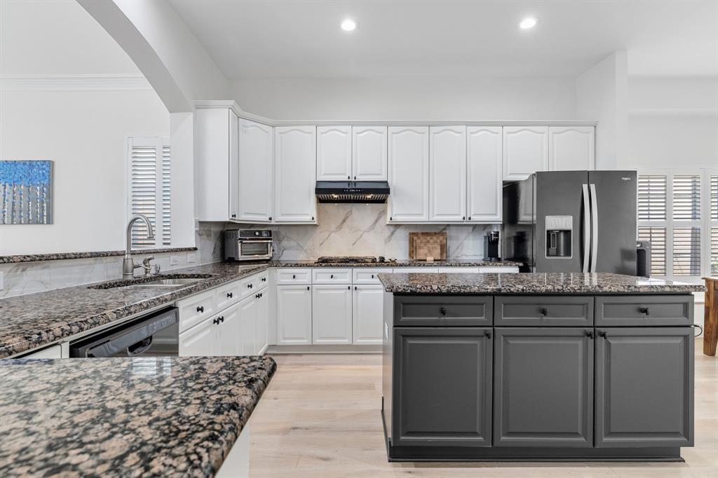 115 St James Road Irving, TX 75063 - Photo 9 of 40