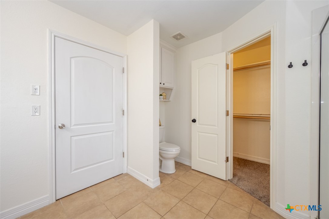 124 Prairie Circle Kempner, TX 76539 - Photo 12 of 34 a bathroom with a toilet
