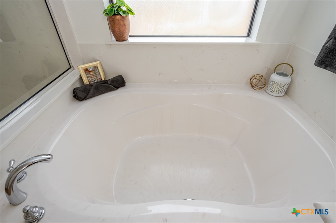 124 Prairie Circle Kempner, TX 76539 - Photo 10 of 34 a bathroom with a window