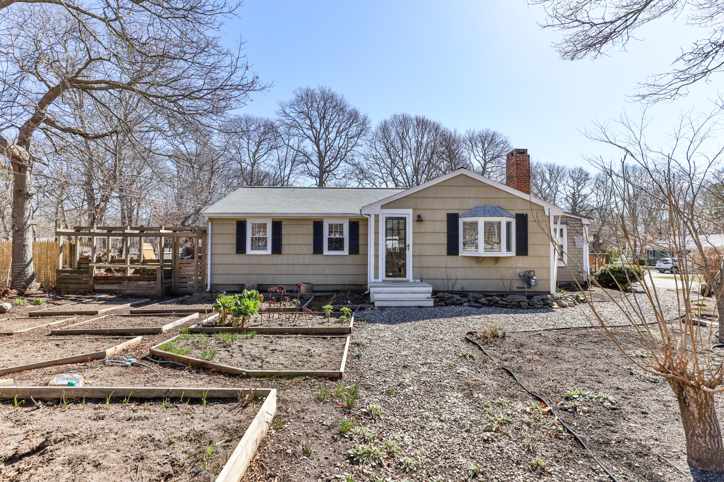 110 Kelley Road Hyannis, MA 02601 - Photo 4 of 49 a front view of a house with garden
