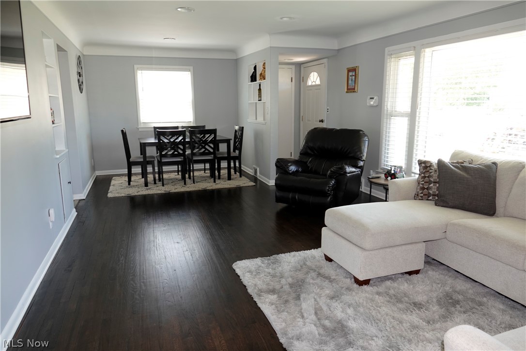 1713 Chelmsford Road Cleveland, OH 44124 - Photo 9 of 31 Gallery Image 9