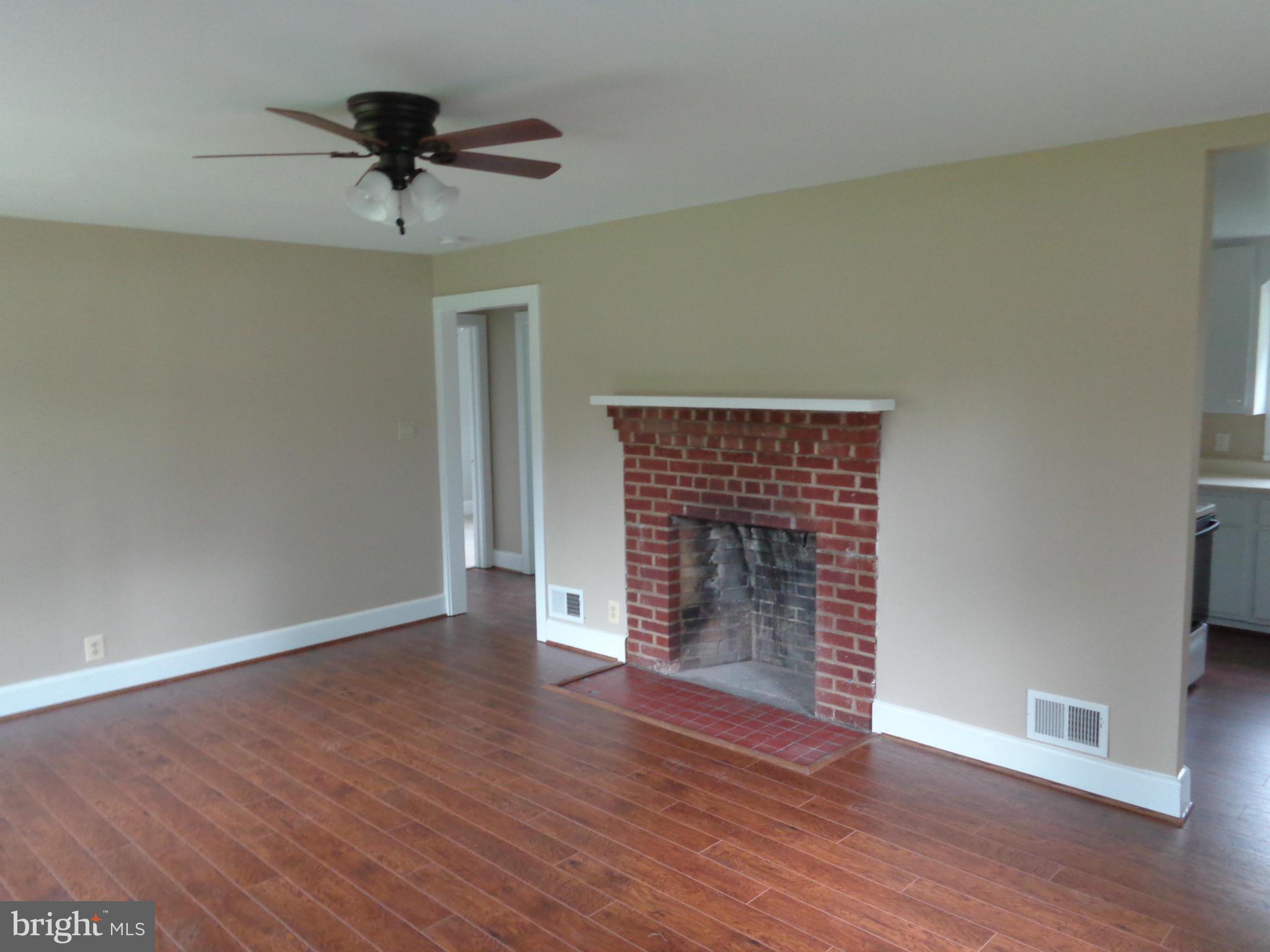 607 Waterloo Road Warrenton, VA 20186 - Photo 3 of 8 Living Room