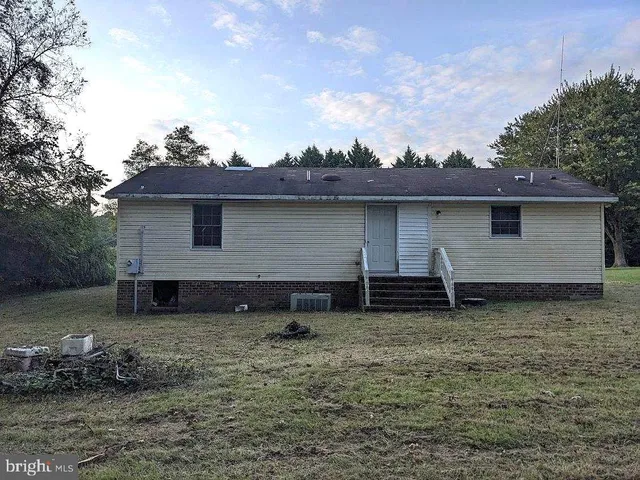 a view of a house with a backyard