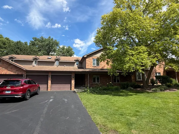 $2,350 | 986 West Court, Unit A, Naperville, IL 60563
