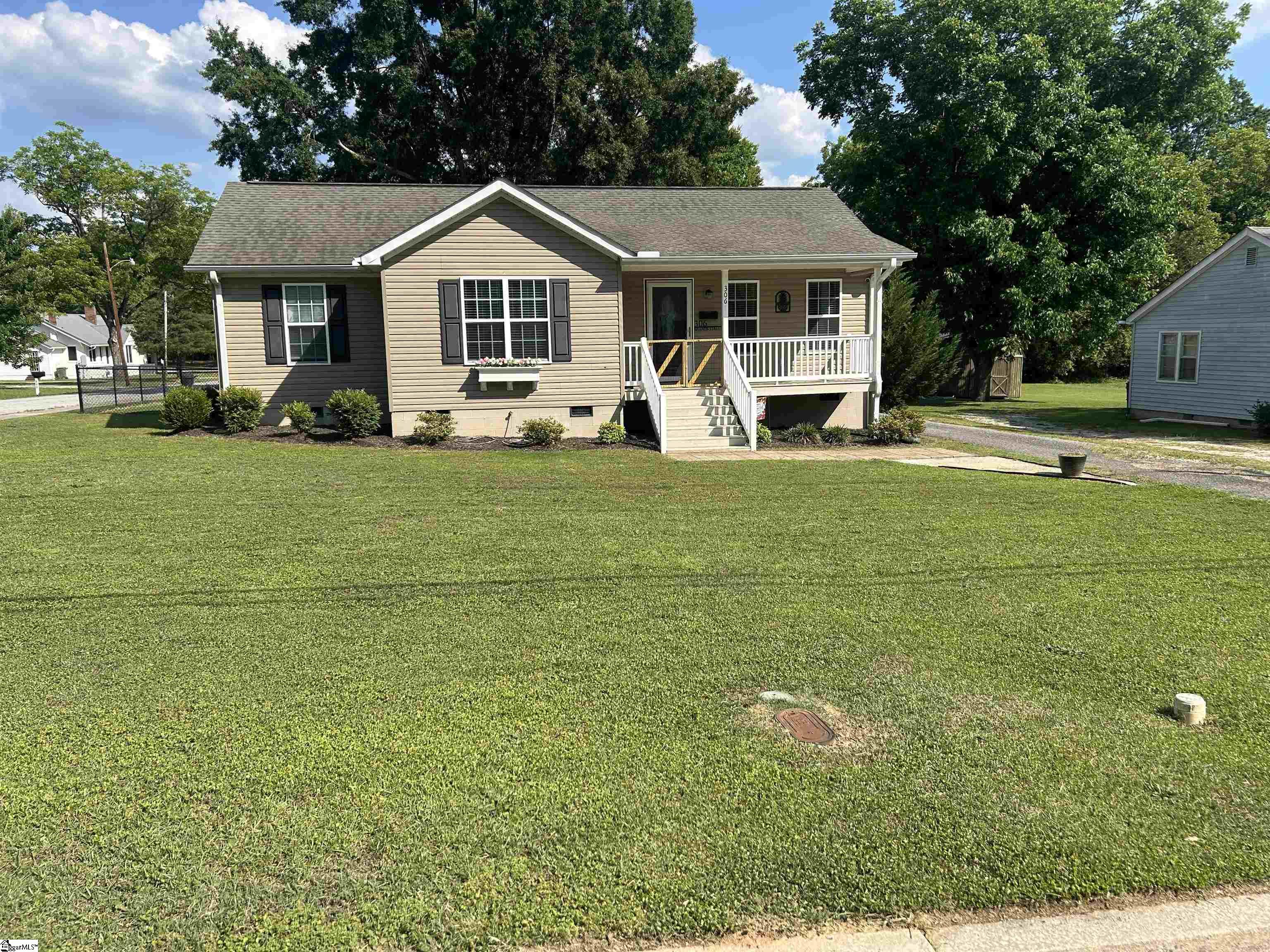 306 Shands Street Clinton, SC 29325 - Photo 1 of 41
