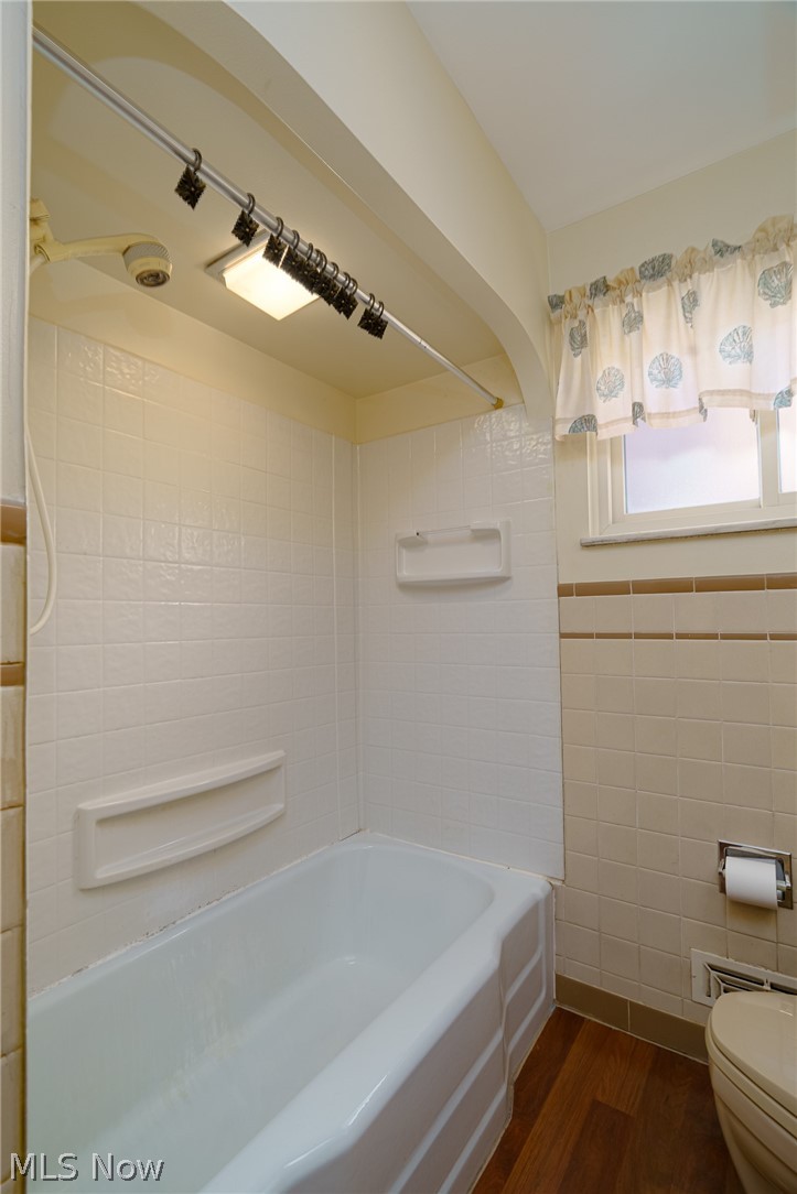 6572 South Canterbury Road Cleveland, OH 44129 - Photo 22 of 36 First floor bathroom with bath tub