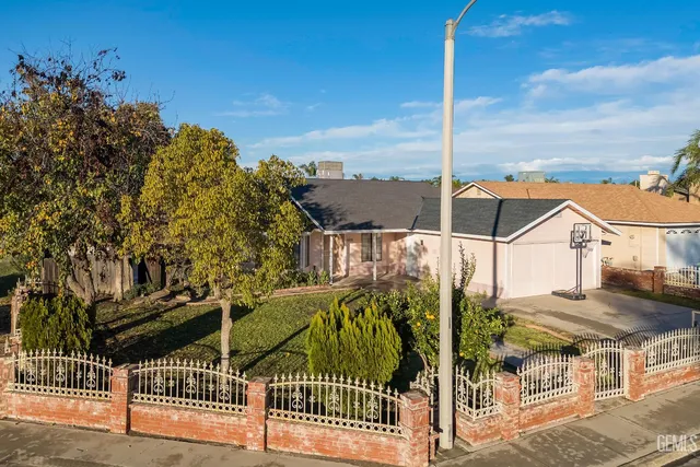 a view of a house with backyard