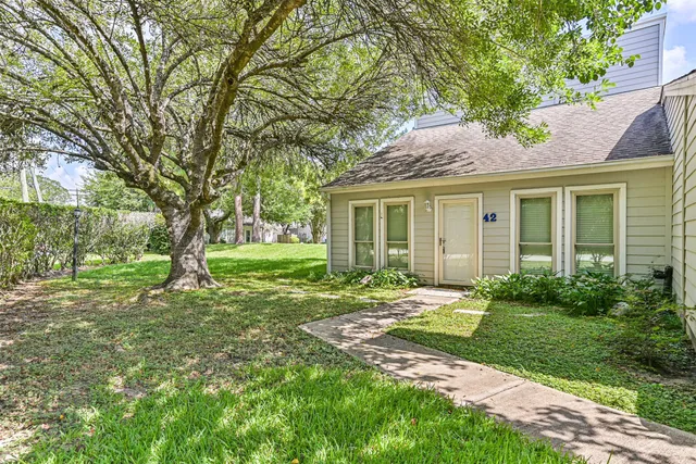 a view of a house with yard and tree s