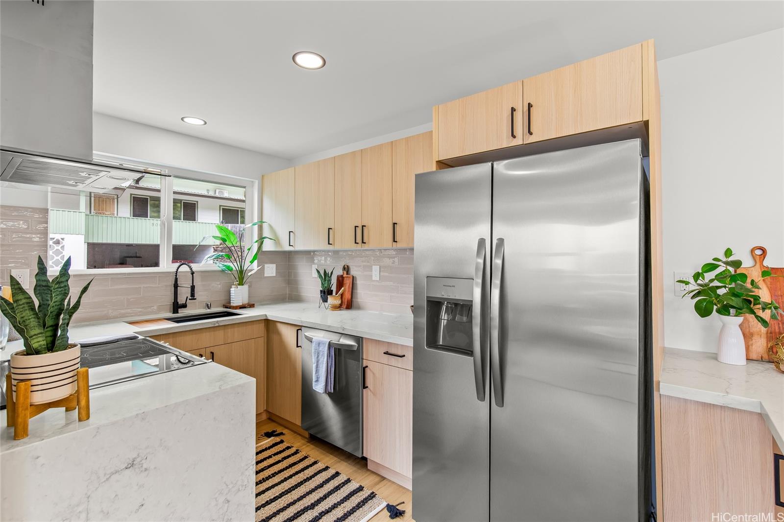 907 Ahuwale Street Honolulu, HI 96821 - Photo 8 of 25 Polished porcelain, Dishwasher. Lazy susan cabinets