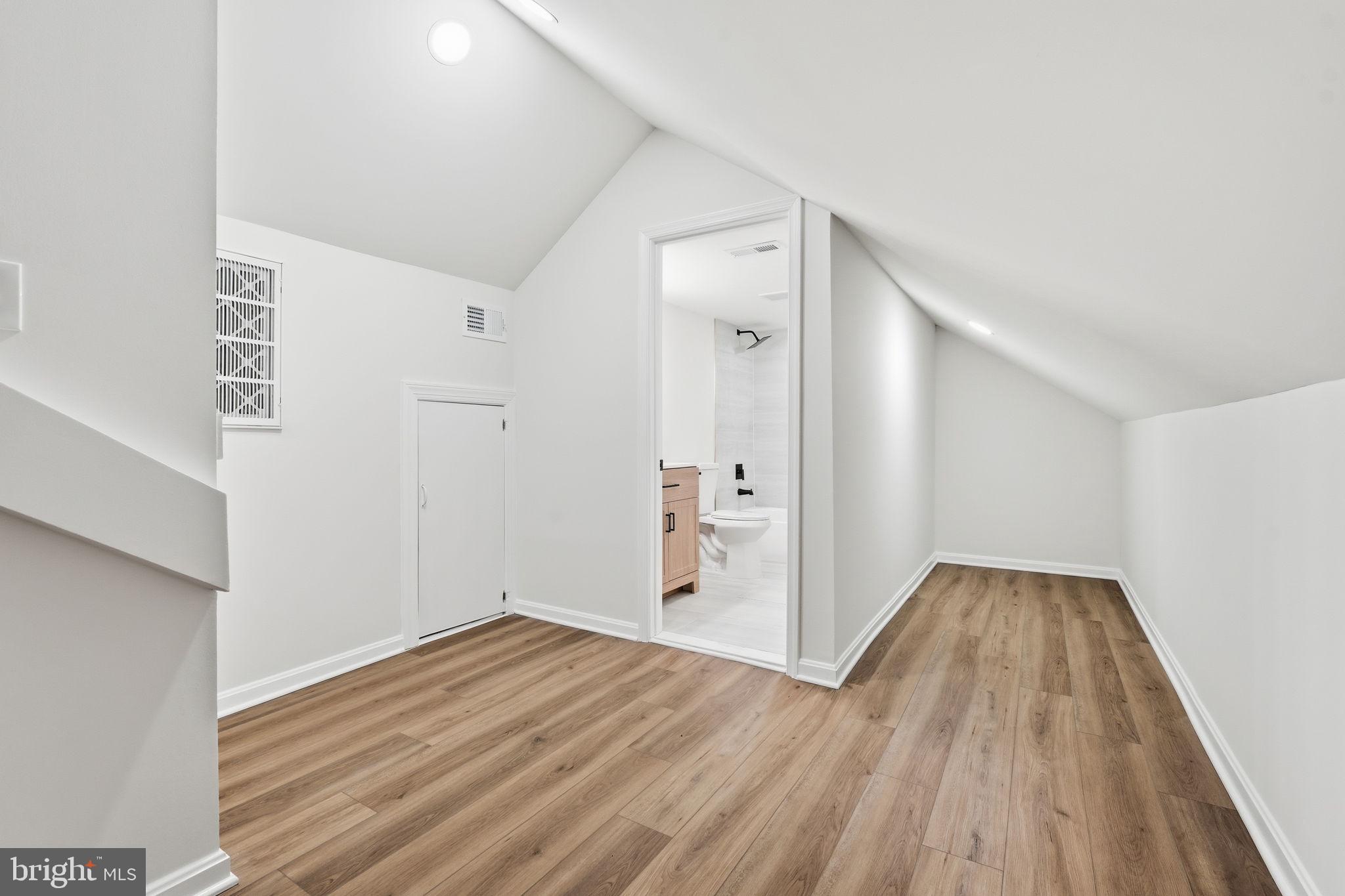 12219 River Road Remington, VA 22734 - Photo 24 of 31 upper level full bath view w/ living room