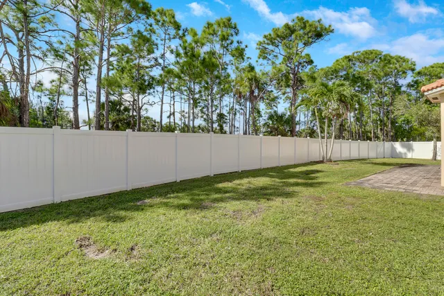 a view of yard with green space
