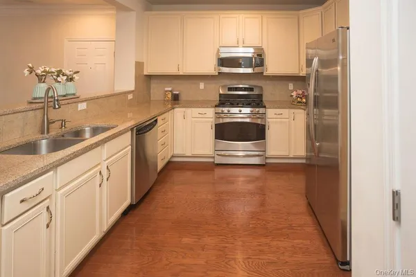 $425,000 | 919 Saratoga Lane, Fishkill, NY 12524