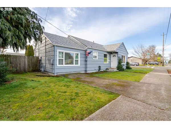 a view of a house with a backyard