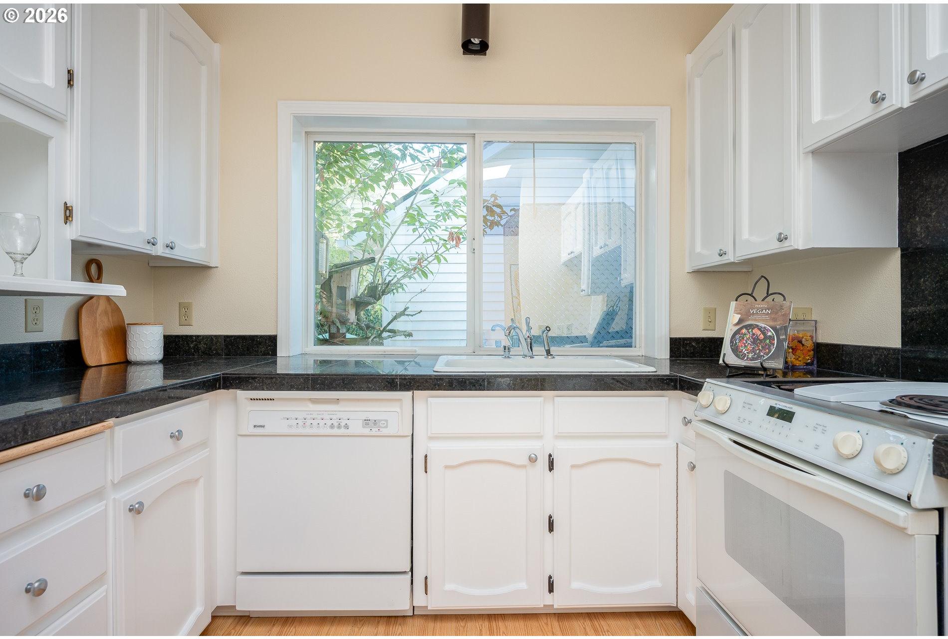 7007 Southwest 33rd Place Portland, OR 97219 - Photo 4 of 41 Kitchen