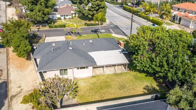 a view of residential houses with outdoor space