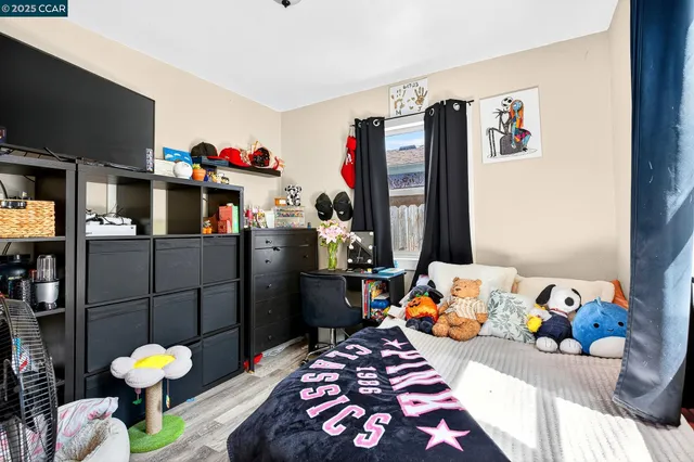 a table and chairs in front of a white house