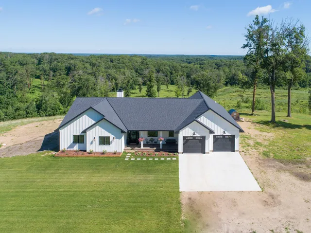 $950,000 | 38525 Northstar Drive, Cushing, MN 56443