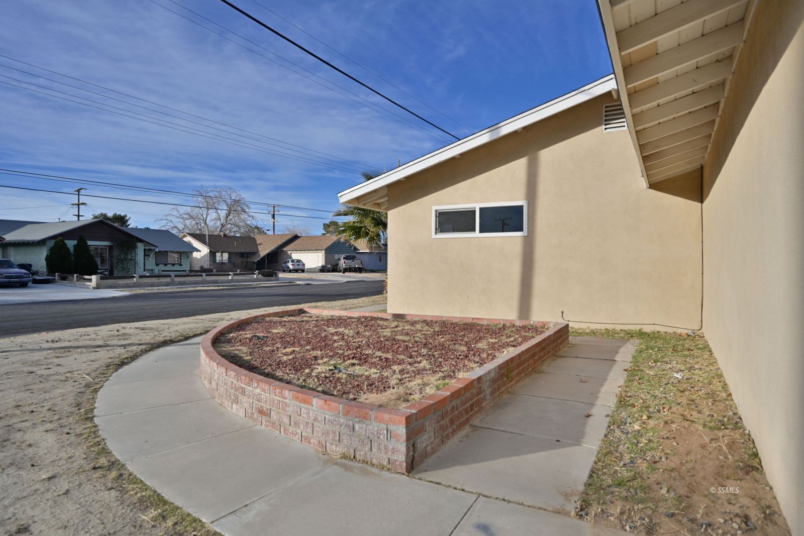 412 East Church Avenue Ridgecrest, CA 93555 - Photo 4 of 39 a view of a backyard of the house