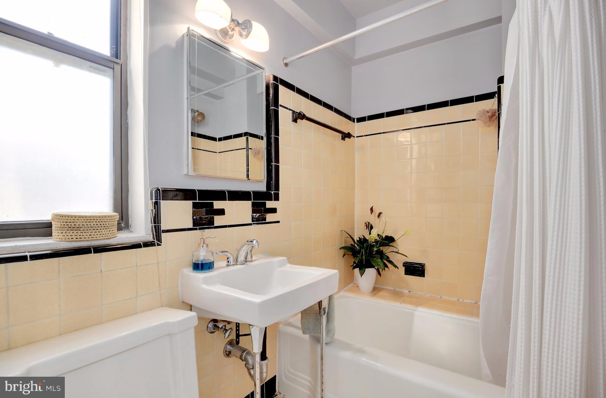 1 Scott Circle Northwest, Unit 213 Washington, DC 20005 - Photo 21 of 26 Bath