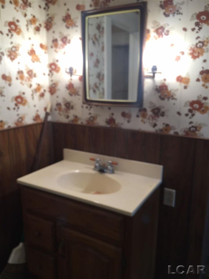 6785 Burton Road Adrian, MI 49221 - Photo 11 of 22 31362086-10.JPG