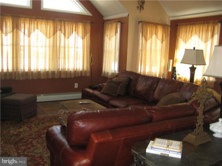 85 Upland Road Levittown, PA 19056 - Photo 11 of 25 Great Room
