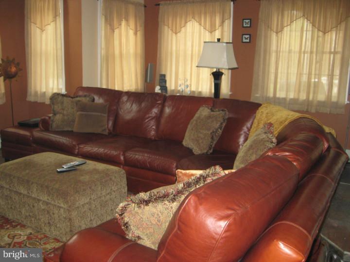 85 Upland Road Levittown, PA 19056 - Photo 12 of 25 Great Room