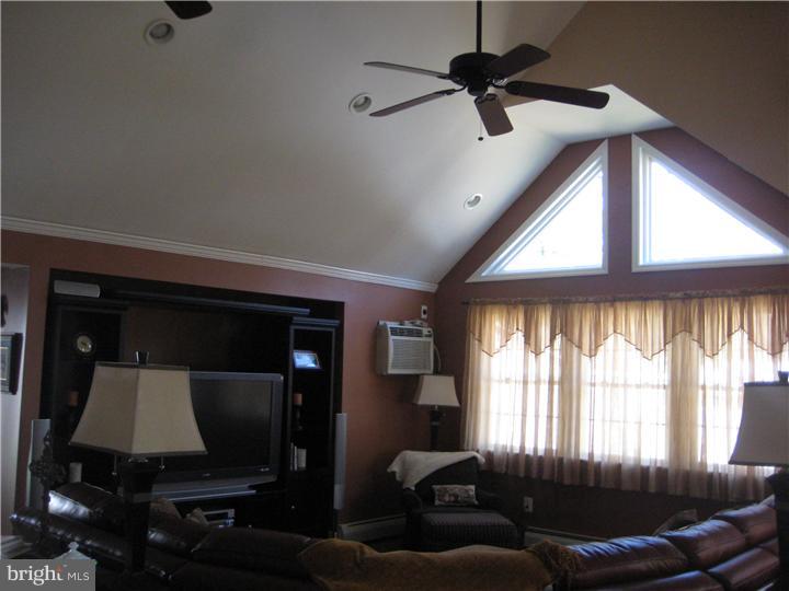 85 Upland Road Levittown, PA 19056 - Photo 14 of 25 Great Room