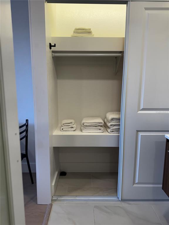 43420 Highway 27, Unit 414 Davenport, FL 33837 - Photo 7 of 41 a view of cupboard