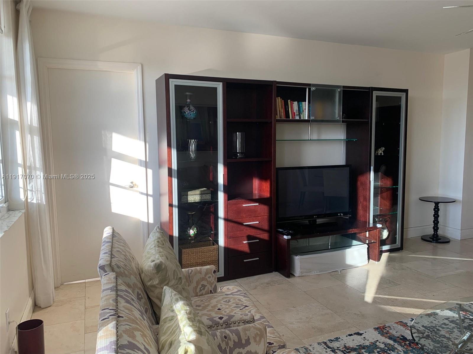 100 Lincoln Road, Unit 1122 Miami Beach, FL 33139 - Photo 6 of 29 a living room with closet